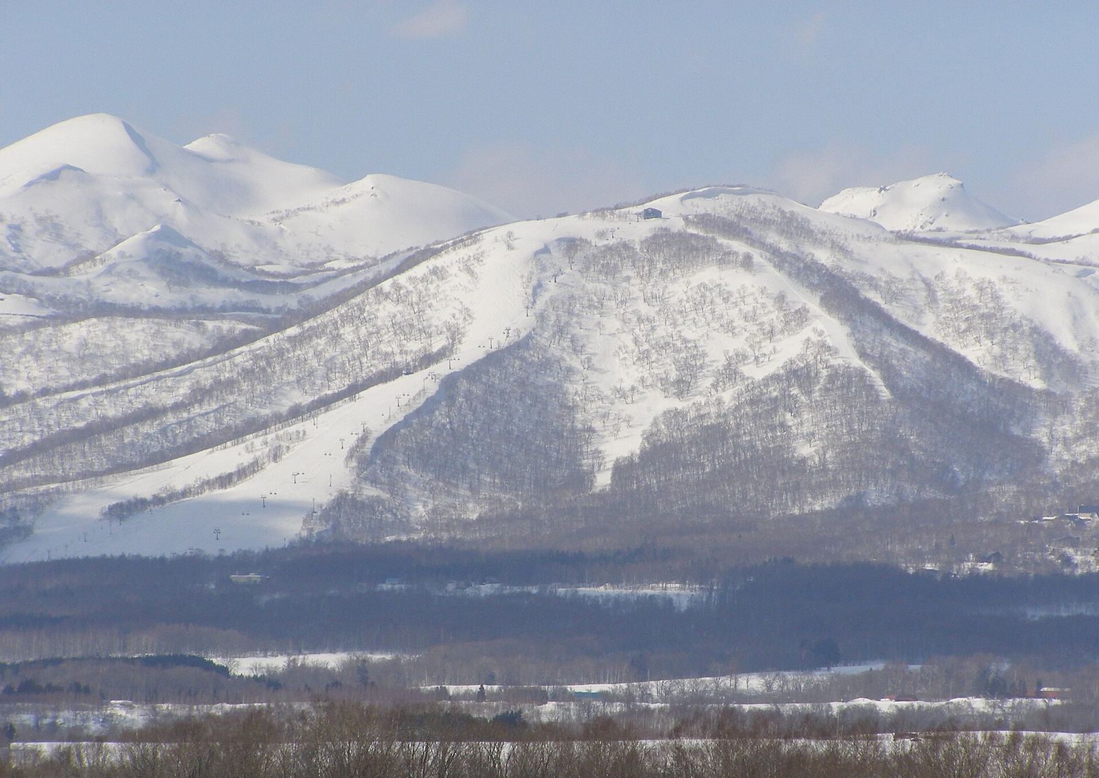 © Wakimasa / Public domain 日本滑雪攻略:雪季时间、热门雪场与交通装备